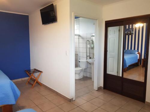LomaHotel Grosseto Palma Real的客房设有带一张床和卫生间的浴室。