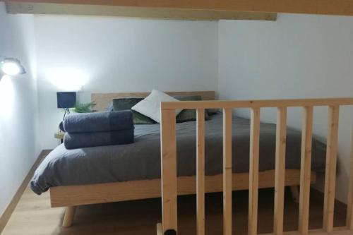 杜埃Escapades Douaisiennes的一间卧室配有一张带木制床架的床