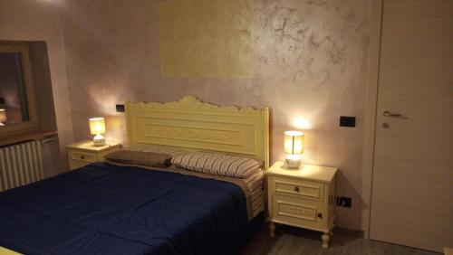 Roccaforte MondovìCa' Nova的一间卧室配有蓝色的床和2个床头柜