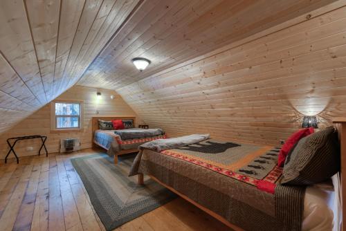 谢弗湖Elevation Station的小木屋内一间卧室,配有两张床