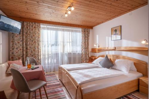 瓦尔赫湖维尔曾霍夫酒店的卧室配有1张床、1张桌子和1把椅子