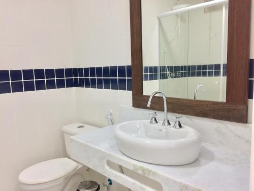安格拉杜斯雷斯Pousada Costão do Sol的白色的浴室设有水槽和卫生间。