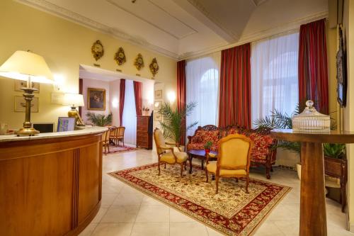 布拉格Hotel St George - Czech Leading Hotels的客厅配有桌椅