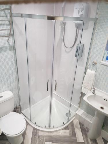 泰恩河畔纽卡斯尔Milton House - Entire 3Bed House FREE WIFI & 4 FREE PARKING Spaces Serviced Accommodation Newcastle UK的带淋浴、卫生间和盥洗盆的浴室