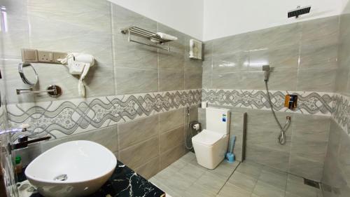尼甘布齐格勒度假屋的浴室配有卫生间、盥洗盆和淋浴。