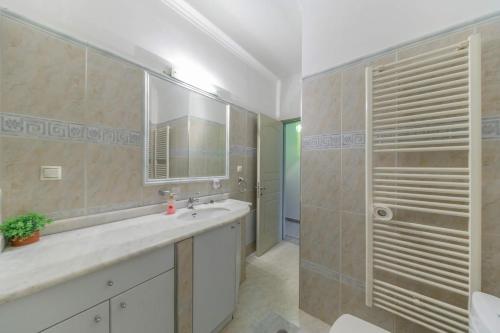 帕特雷3BD Apartment in the Center的一间带水槽、淋浴和镜子的浴室