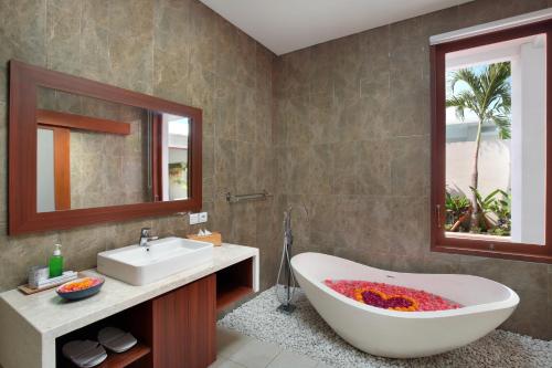塞米亚克The Luxury Collection, Monaco Blu的带浴缸和盥洗盆的浴室