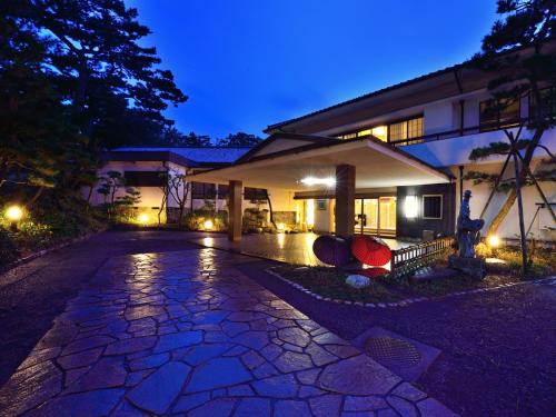 静冈羽衣日式旅馆的夜晚在房子前面有石头车道