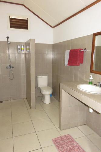 纳闽巴霍Golo Hilltop Hotel的浴室配有卫生间、淋浴和盥洗盆。