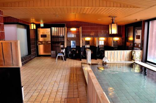弘前市多美迎弘前酒店的一座带游泳池的大楼内的大型游泳池