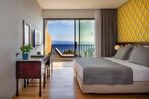 考考纳里斯斯基亚索斯岛宫殿酒店的一间带大床的卧室和一个阳台