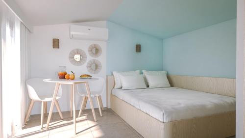 维琪奥港莫比迪克度假屋的小房间设有一张床和一张桌子