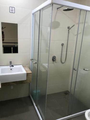 峇六拜Island Hostel的带淋浴和盥洗盆的浴室
