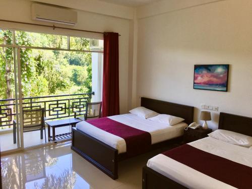 康提康提河畔自然度假村的酒店客房设有两张床和一个阳台。