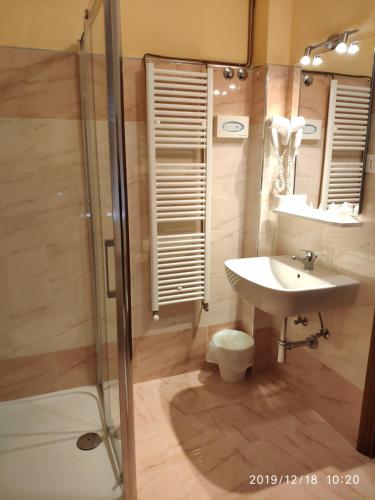日本停车旅馆酒店的一间浴室