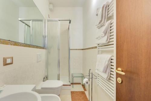 威尼斯Hotel Bernardi Semenzato的白色的浴室设有卫生间和淋浴。