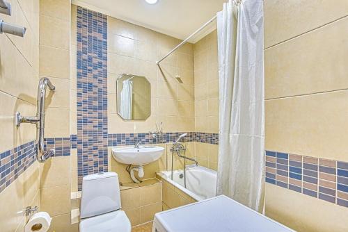 阿拉木图Апартаменты Орбита-2, 11的浴室配有卫生间、盥洗盆和浴缸。
