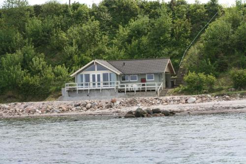 奥本罗阁楼度假屋的水体岸边的房子