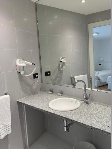 米兰伊索拉公寓式酒店的一间带水槽和镜子的浴室