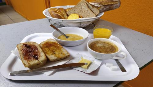 里摩日北里摩日普瑞米尔经典酒店的盘子,面包和一碗汤
