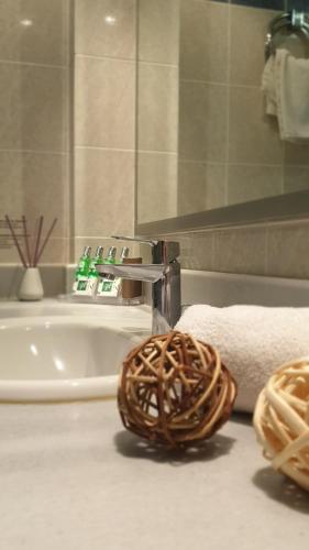 卡法斯Erytha Hotel & Resort Chios的一间带水槽和毛巾的浴室