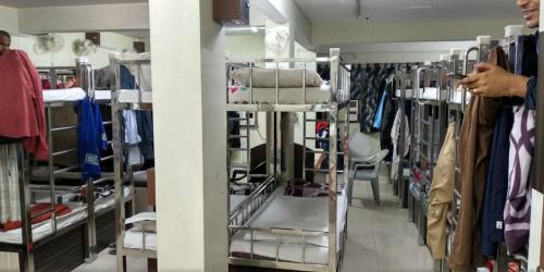 贾姆谢德布尔Adarsh lodge的一间满是许多衣架的房间