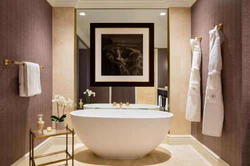 达拉斯瑰丽酒店的一间浴室