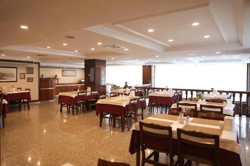 伊斯坦布尔亚福兹酒店的一间带桌椅和大屏幕的餐厅