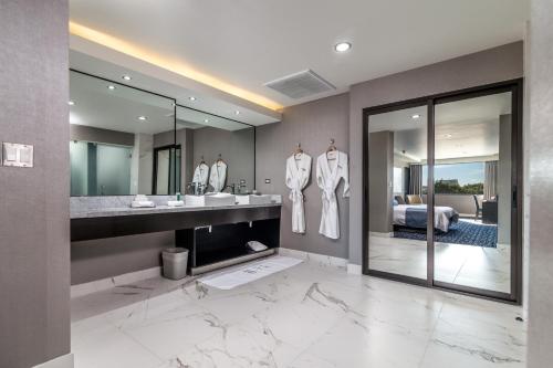 普韦布洛阿迷沟广场赌场酒店 的一间浴室