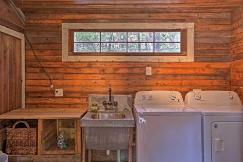 Gruene Cabin - Pet Friendly New Braunfels Studio的厨房或小厨房