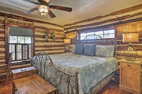 新布朗费尔斯Gruene Cabin - Pet Friendly New Braunfels Studio的小木屋内一间卧室,配有一张床