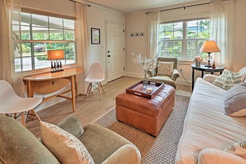 奥兰多Orlando Vacation Rental Less Than 2 Mi to Lake Ivanhoe!的客厅配有沙发和桌子
