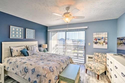 默特尔比奇Garden City Condo with Pool Access - Walk to Beach!的一间卧室配有一张带吊扇和窗户的床。