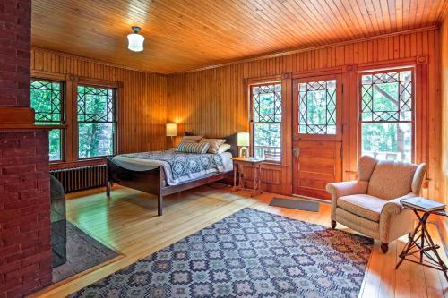 Restored Historic Saranac Lake Home Lake Access!客房内的一张或多张床位