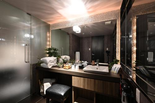 横滨HOTEL The Scene的一间带水槽和镜子的浴室