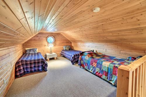 GladstoneRapid River Log Cabin with Loft on 160 Scenic Acres!的相册照片