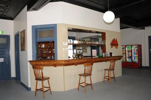 KandosRailway Bistro - Kandos的一间酒吧,房间设有两个酒吧凳子