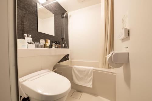 土浦市The Celecton Tsuchiura Ekimae的白色的浴室设有卫生间和浴缸。