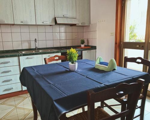 丽都玛里尼SoleMareSalento Pt的厨房配有一张带蓝桌布的桌子