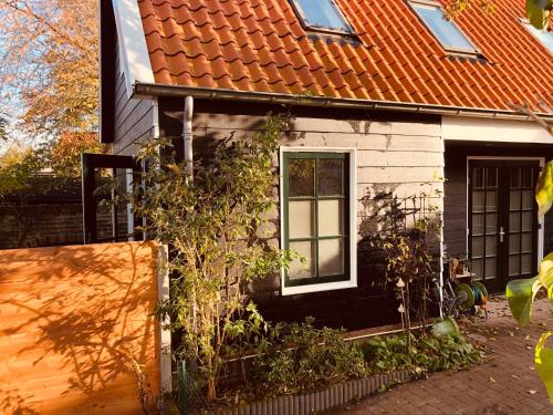 柯德科克het zwaluwnest的一座带橙色屋顶的小房子