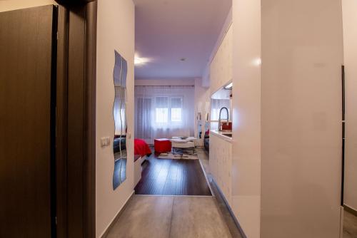 RoşuStudio Residence Militari M6的走廊设有厨房和用餐室