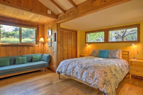 因弗内斯Hillside Home with Deck and Views of Tomales Bay!的一间卧室配有一张床、一张沙发和窗户。