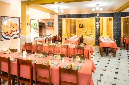 奇瓦伊Los Portales de Chivay的一间设有红色桌椅的用餐室