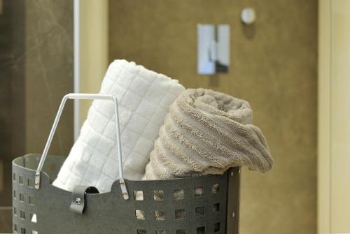 玛丽亚阿尔姆日落 - 福迪舍公寓式酒店的装满毛巾和毯子的篮子