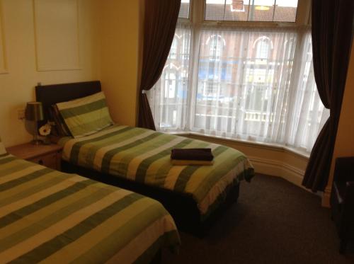 克利索普斯克莱登斯旅馆的酒店客房设有两张床和窗户。