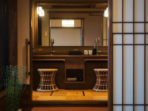 指宿市指宿可兰诺俞酒店的一间带水槽和镜子的浴室