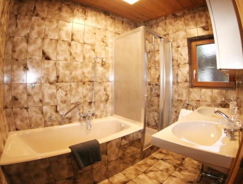 蒂罗尔-泽费尔德The Seefeld Retreat - Central Family Friendly Chalet - Mountain Views的带浴缸和盥洗盆的浴室