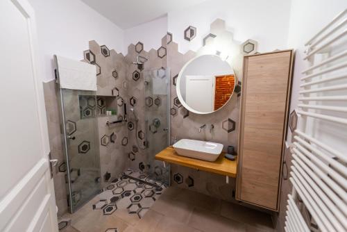 布拉索夫Poarta Schei 18的一间带水槽和镜子的浴室