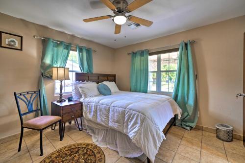俄克拉何马城Oklahoma City Home with Yard - 5 Mi to Downtown!的一间卧室配有一张带吊扇和窗户的床。