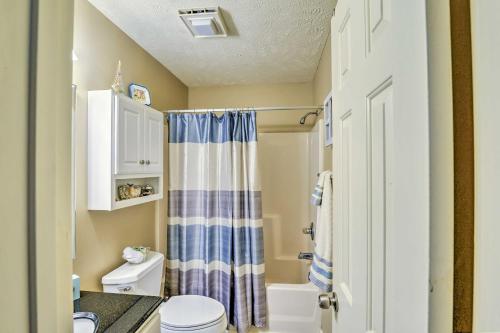 默特尔比奇Myrtle Beach Oasis on River Oaks Golf Course!的浴室设有蓝色和白色的淋浴帘